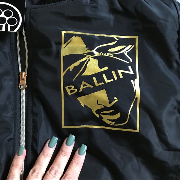 NWT ✨ TUPAC PUFFER BOMBER MENS SIZE MED GOLD FOIL - Picture 4 of 6